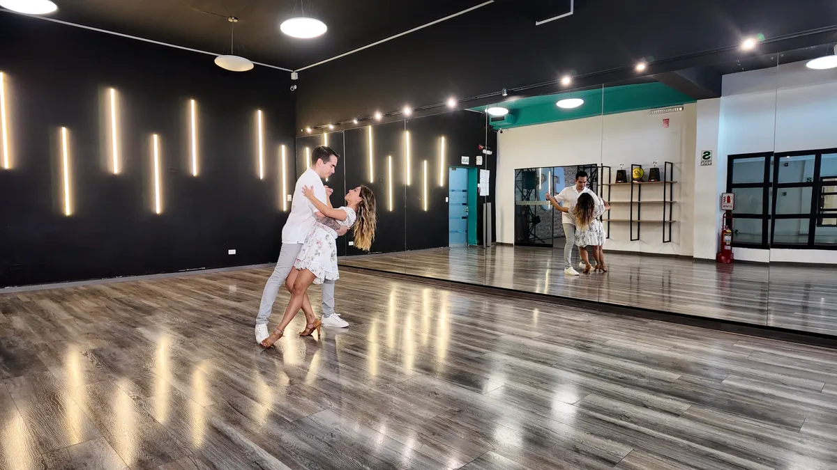 Jianny Mc y Valeria ensayando en el estudio profesional de Baile y Boda, con espejos de cuerpo entero y piso de danza
